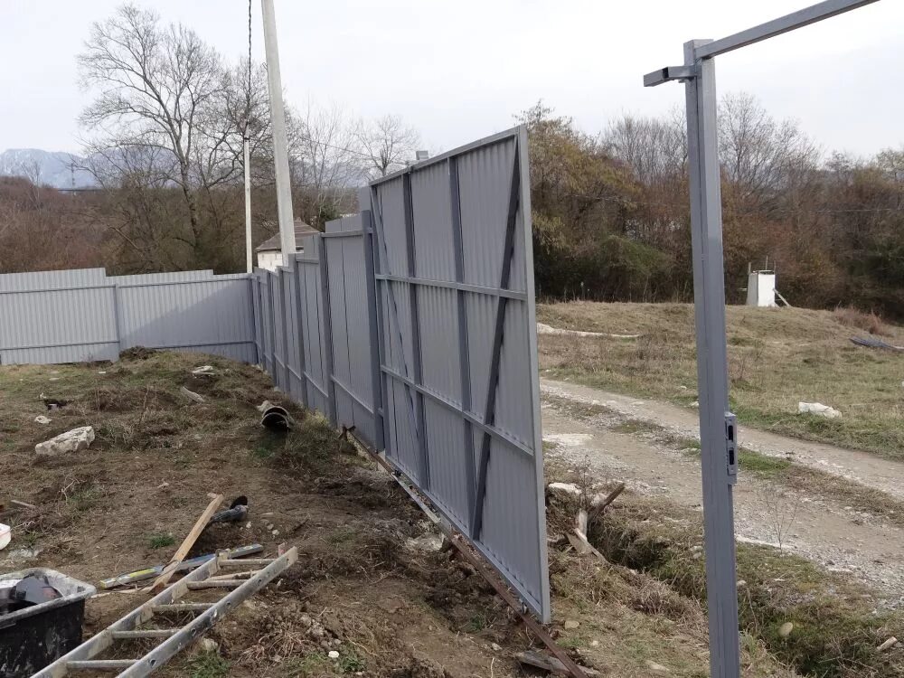 забор без бетона. забор из бетонных столбов и дерева. забор из профлиста без бетона. декоративный забор из бетона. 50.