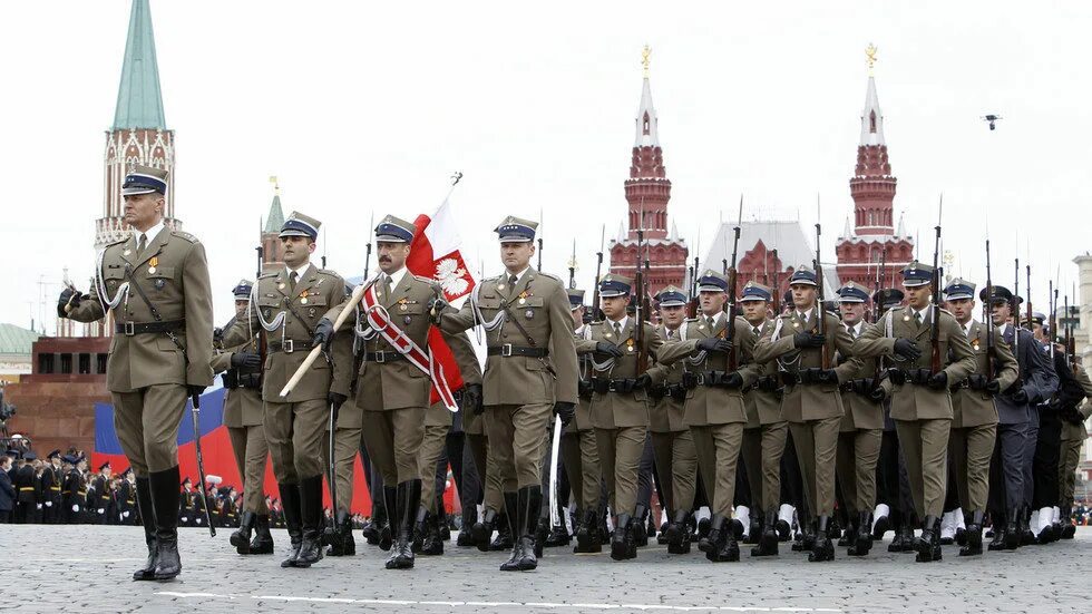 Поляки на параде Победы в Москве 2010. Войско польское на параде Победы 1945. Парад Победы 2010 в Москве. Парад Победы 2010 союзники.