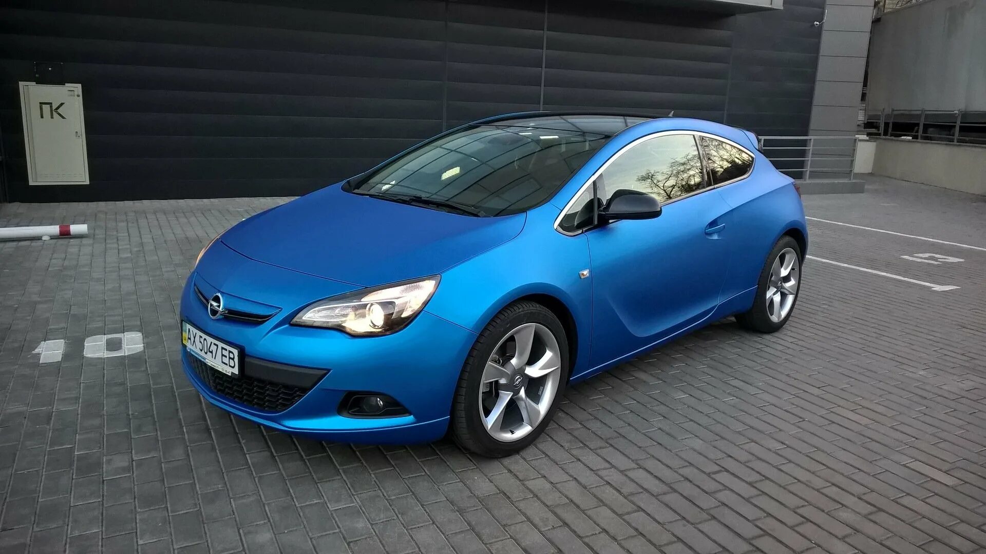 Как сделать opel. Opel Astra GTC 2012. Opel Astra GTC синяя. Opel Astra j GTC голубая. Opel Astra GTC матовая.