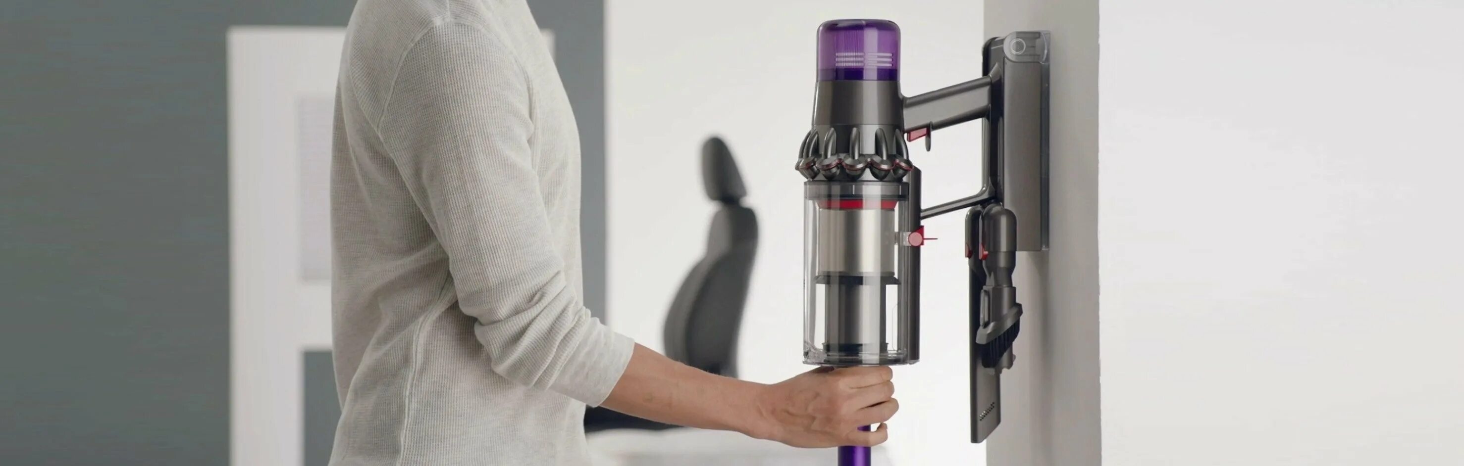 Dyson v11 animal. Крепление к стене пылесоса Дайсон v11. Док станция Dyson v11. Cordless Vacuum Cleaner v11 зарядка. Аналог беспроводного дайсона