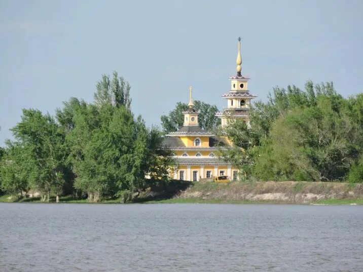 Хошеутовский хурул Калмыкия. Лагань Калмыкия хурул. Хошеутовский хурул вид с Волги. Хошеутовский хурул