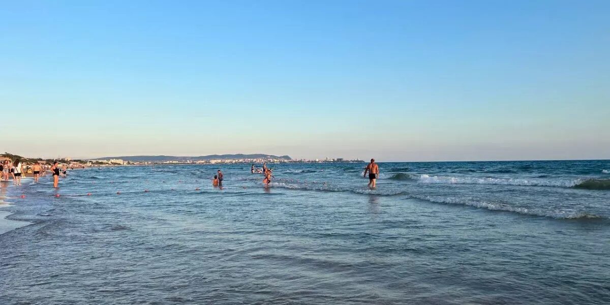 Новомихайловский море. Случай на море краснодарский край. Черное море где отдохнуть 2023. Черное море где отдохнуть 2023. Пляж аквалоо сочи.