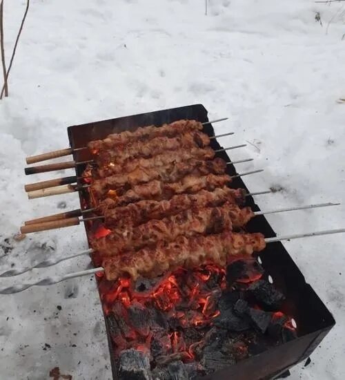 Как пожарить шашлык зимой. Шашлык зимой. шашлык зимой на природе. шашлык на мангале зимой. шашлык зимой в лесу.