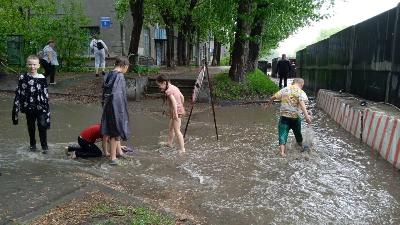 Площадь труда Новосибирск в дождь. Наводнение в Новосибирске. Потоп на площади труда Новосибирск. Наводнения в городе Новосибирске.