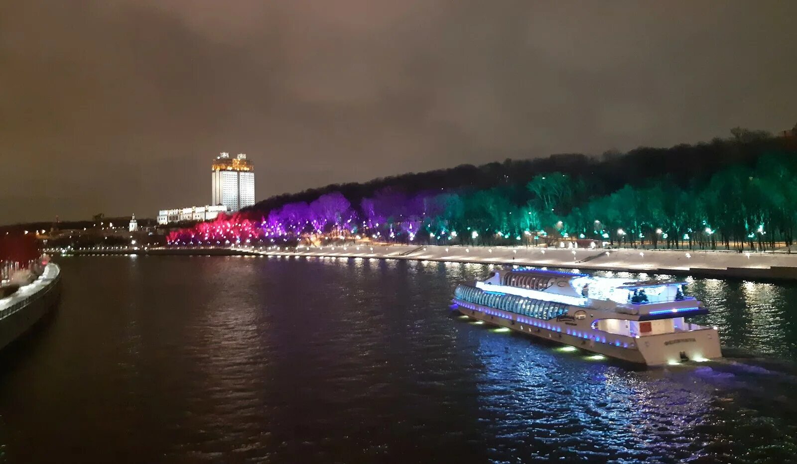Москва река прогулка на теплоходе воробьевы горы. Воробьевы горы нескучный сад. воробьёвы горы парк горького. нескучный сад в москве набережная. парк горького теплоход.