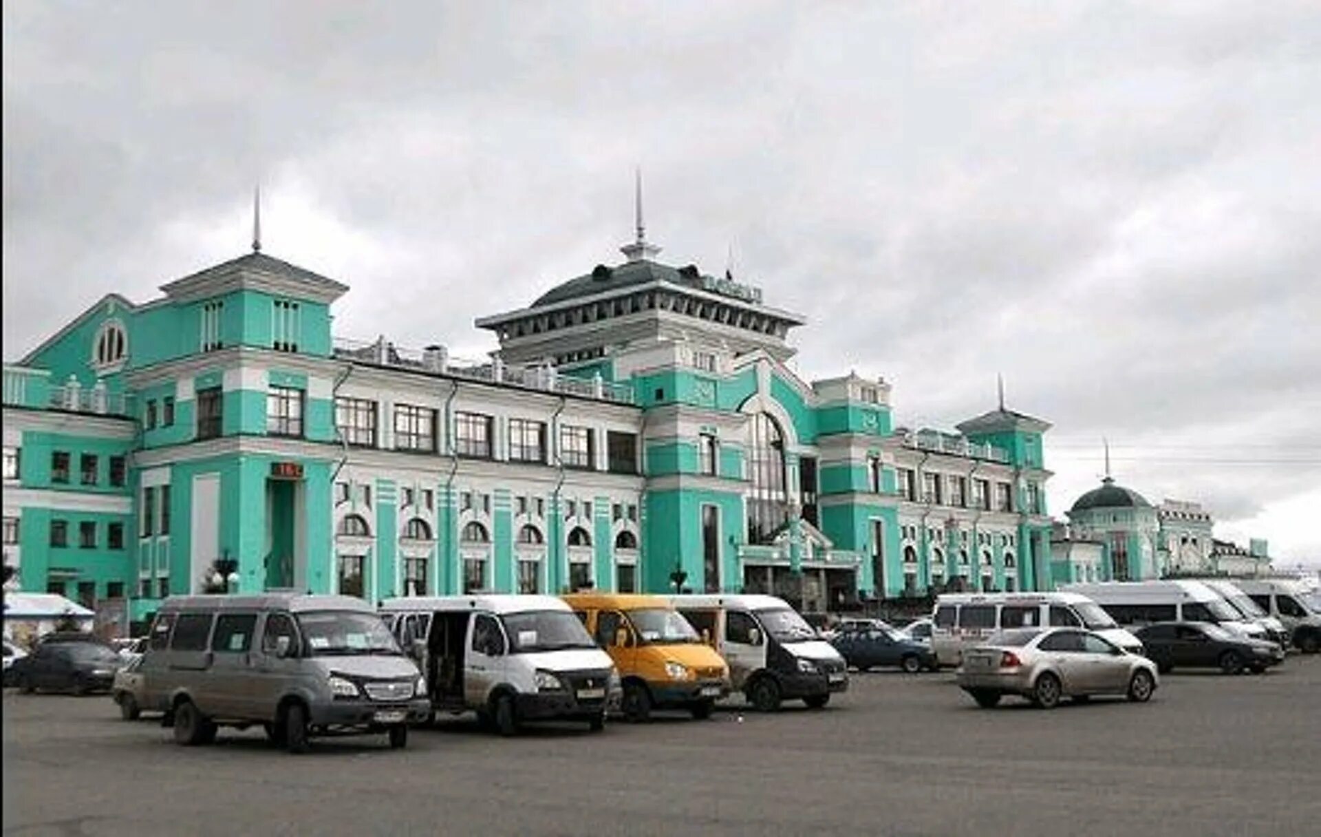 Жд омск сайт. Железнодорожный вокзал Омск, Омск. Омск улица Леконта 1 Железнодорожный вокзал Омск. ЖД вокзал Омска 1896. Парковка у ЖД вокзала Омск.