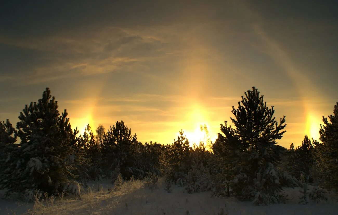 Солнечное гало паргелий. Эффект гало паргелий. Солнечное гало паргелий. Три солнца в мороз. Паргелий (ложное солнце, три солнца).