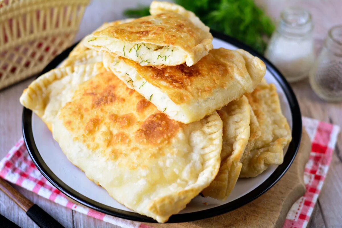 Чебуреки с картошкой и сыром. Чебурек с картофелем. постные чебуреки с картошкой. чебуреки с картофелем и луком.