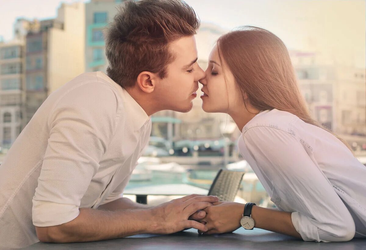 Первый мужчина. Поцелуй парня и девушки. Два человека целуются. Мужчина и женщина целуются. Поцелуй молодой пары.