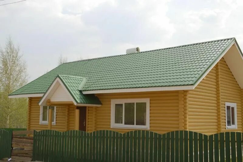 Металлочерепица деревянный дом. Деревянный дом с зеленой крышей. одноэтажный дом с зеленой крышей. металлочерепица зеленая. фасады домов с зеленой крышей.