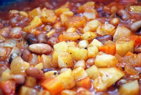 Соус с фасолью и картошкой и мясом