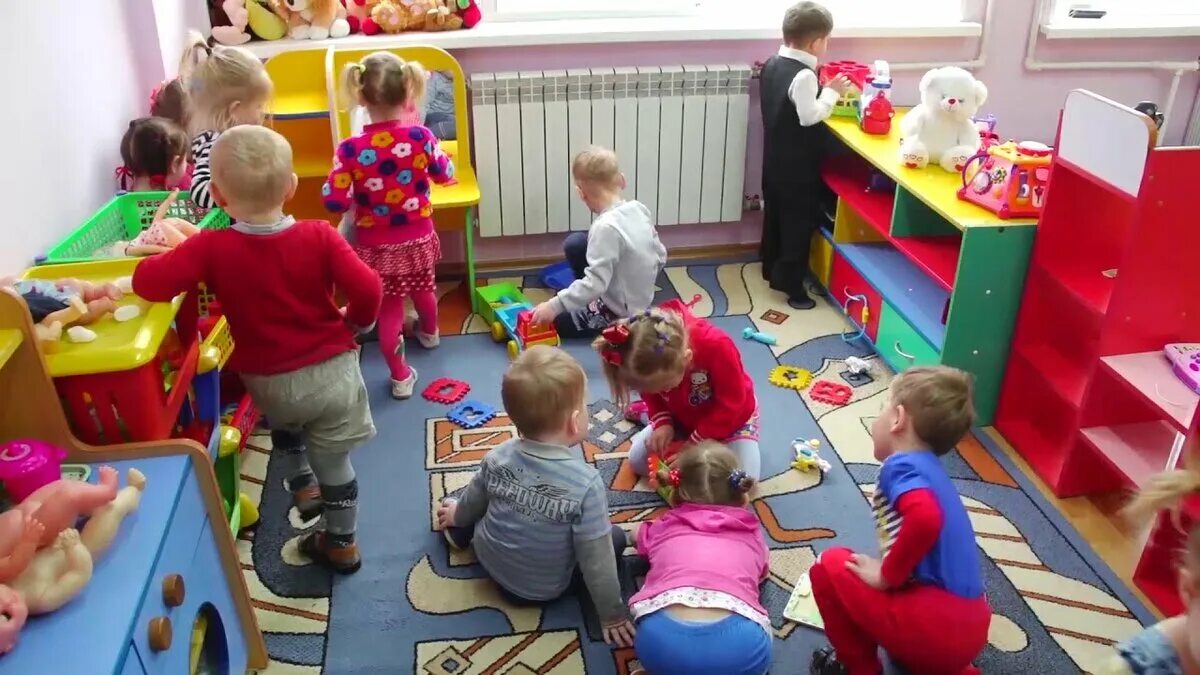 Ясельная группа в детском саду. Младшая группа в детском саду. Дети в детском саду младшая группа. Игрушки для ясельной группы.