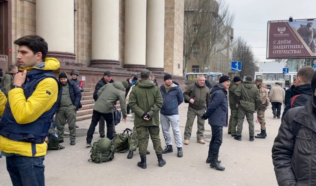 Всеобщая мобилизация в апреле. Майдан вооруженные люди. Донецк войска. Мобилизация.