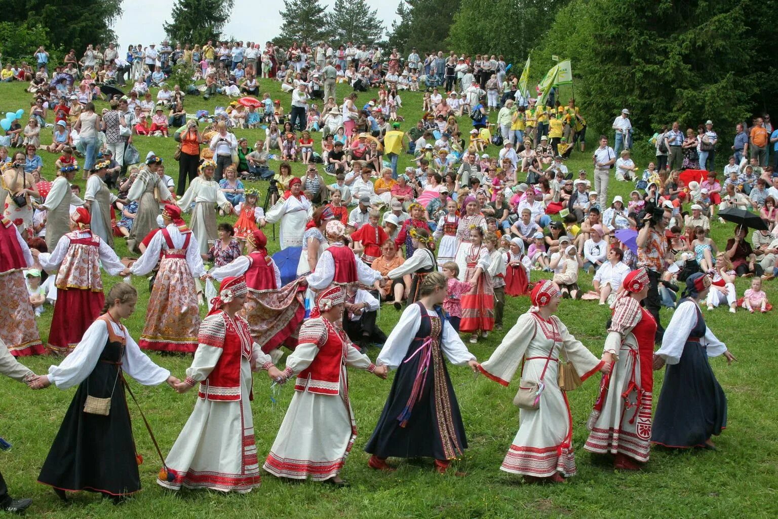 Народное гуляние. Русские народные гуляния. Фольклорный праздник. Хоровод. Национальный тыс