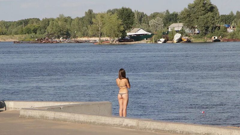 Нудистский отдых под открытым небом на речке