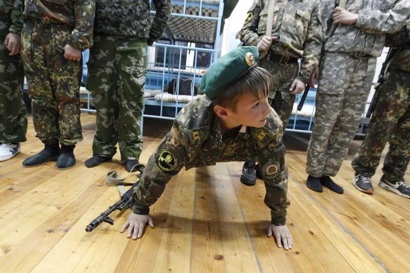 Военная форма кадетов. Военно-патриотическое воспитание. Воспитание военнослужащих. Детский военный лагерь.