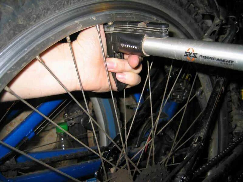 Как накачать велосипед без насоса. Накачивание колеса велосипеда. Накачка колес на инвалидной коляске. Насос для колес инвалидной коляски. Насос для накачивания колес у коляски.