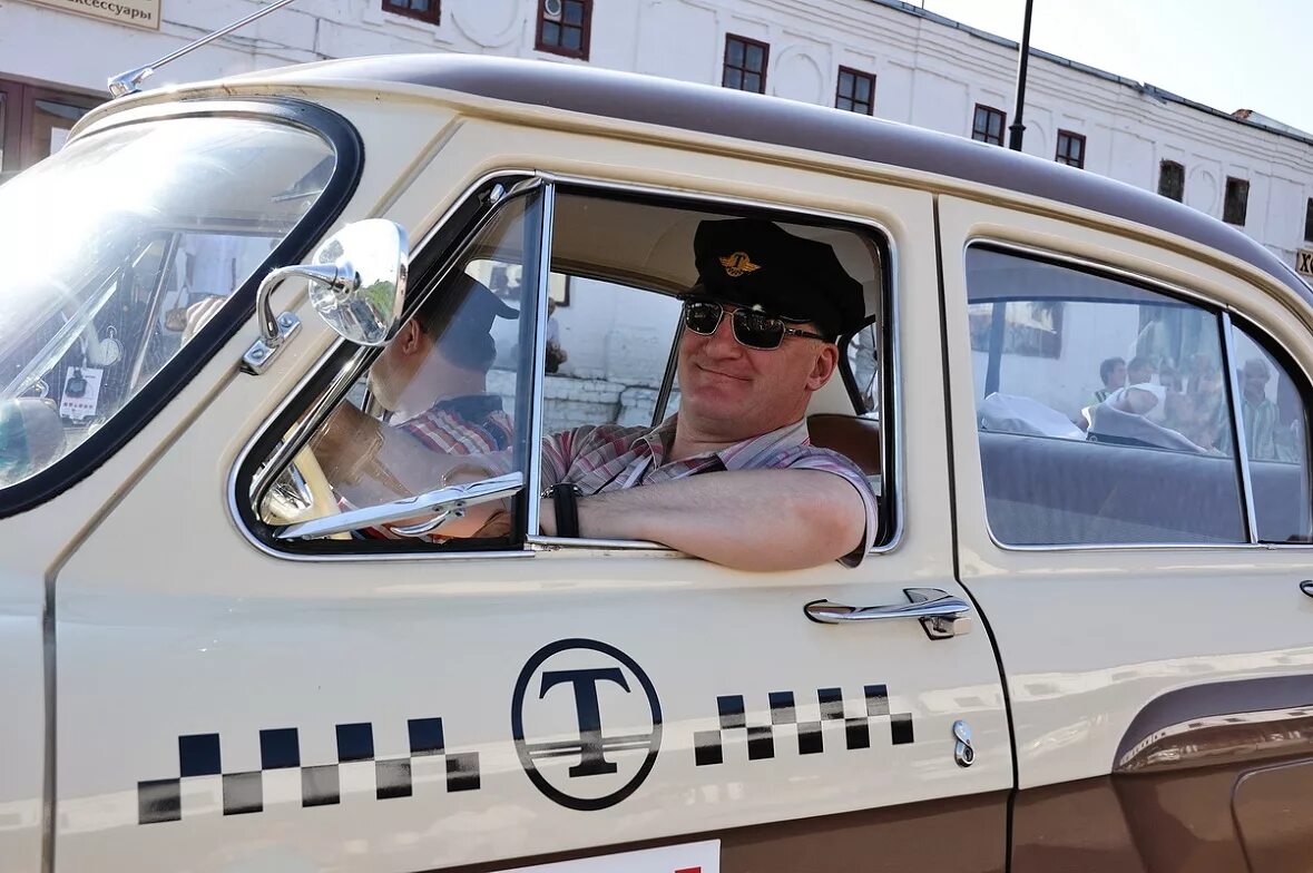 Бомбилы 90-х. Улыбающийся водитель такси. Кепка таксиста. Таксист х. Бомбилы такси.