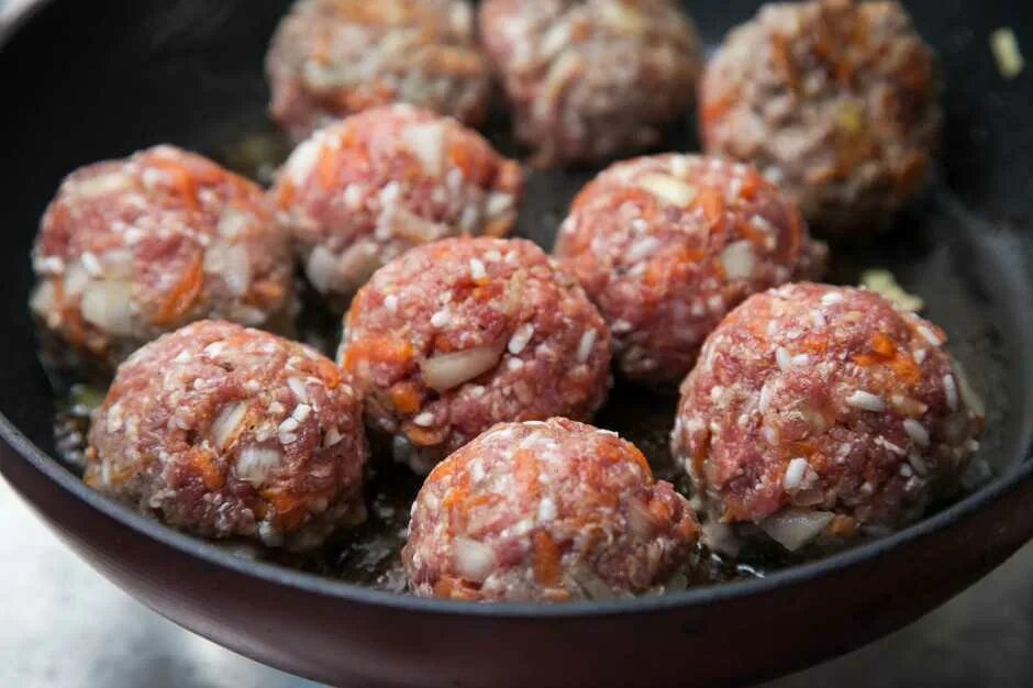 Ёжики тефтельки с рисом. Тефтели с рисом. Котлеты в томатном соусе на сковороде. Тефтельки в томатном соусе. Митболы с рисом.