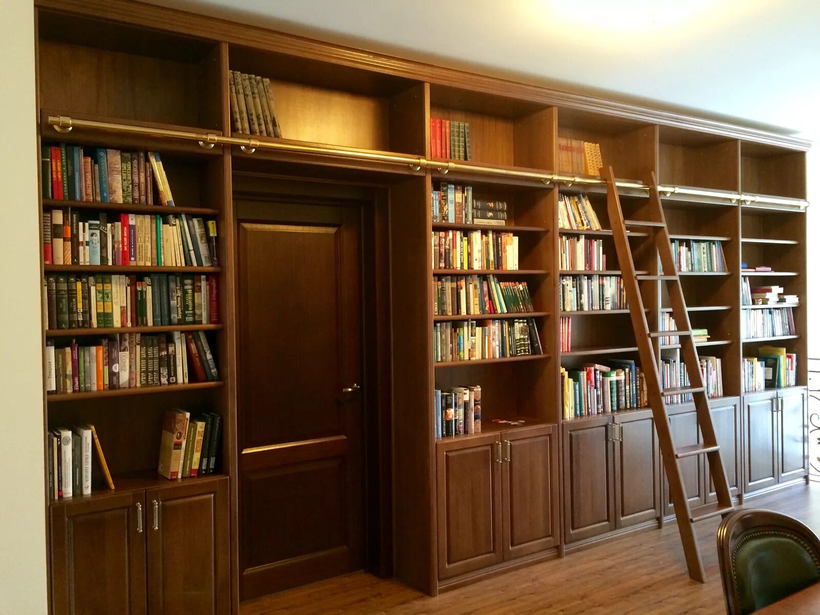 Шкаф книжный "Марьино-м2". Встроенные книжные шкафы. Шкафы для библиотеки домашней. Стеллажи для домашней библиотеки. Массив документов библиотек