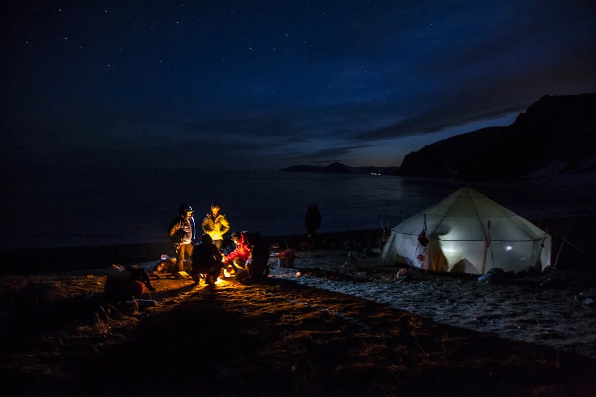 Темнота в палатке. Кемпинг на Байкале остров Ольхон. Палаточный лагерь острова Ольхон. Палаточный лагерь на Байкале остров Ольхон. Кемпинг на озере Байкал.