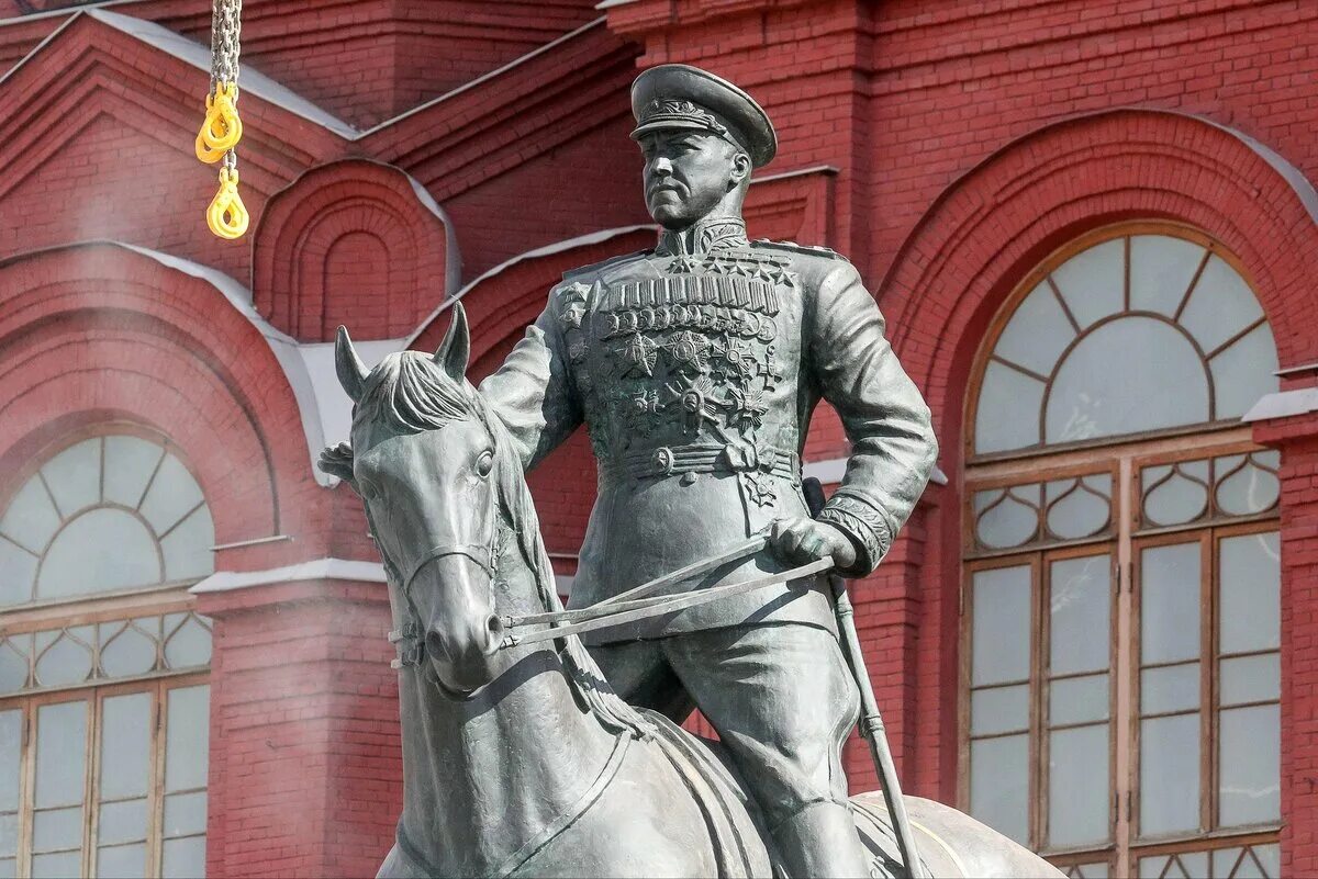 Какому великому полководцу установлен данный памятник. Памятник маршалу жукову. памятник маршалу жукову на манежной площади в москве. памятник маршалу георгию жукову. памятник георгию жукову на манежной площади.