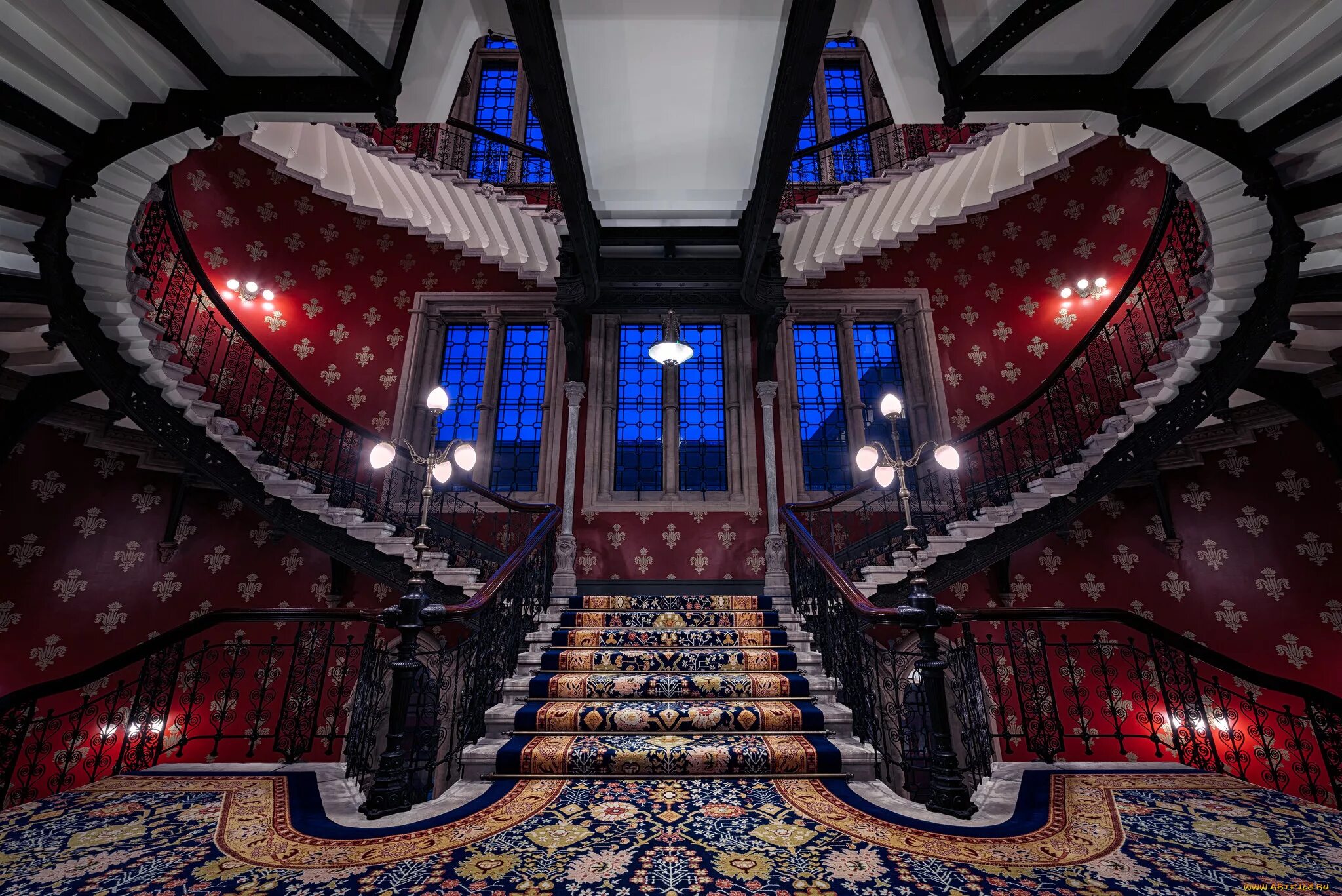 Лестница во Дворце. Красивая лестница во Дворце. Лестница в особняке. Зал с лестницей в особняке.