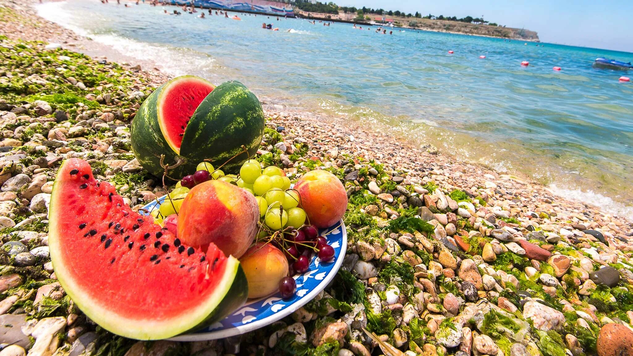 3 фрукта лета. Фрукты на пляже. Море фрукты. Фрукты Крыма. Море фрукты пляж.