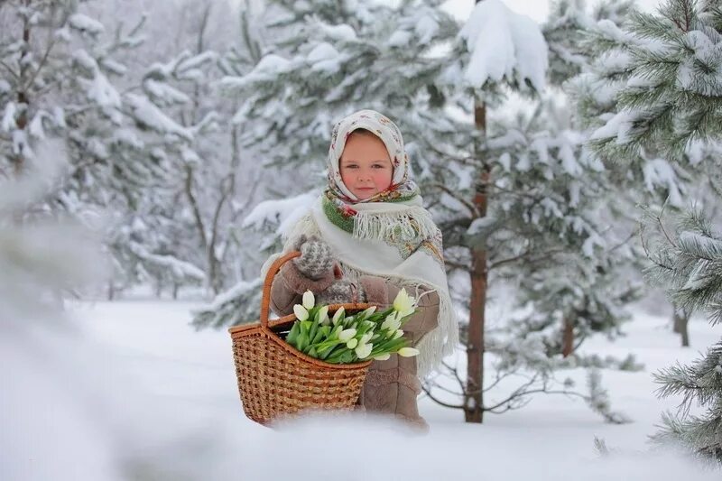 Пять месяцев зимы. Девочка с подснежниками зимой. Фотосессия с подснежниками. Зимняя фотосессия в лесу. Детская фотосессия зимой.