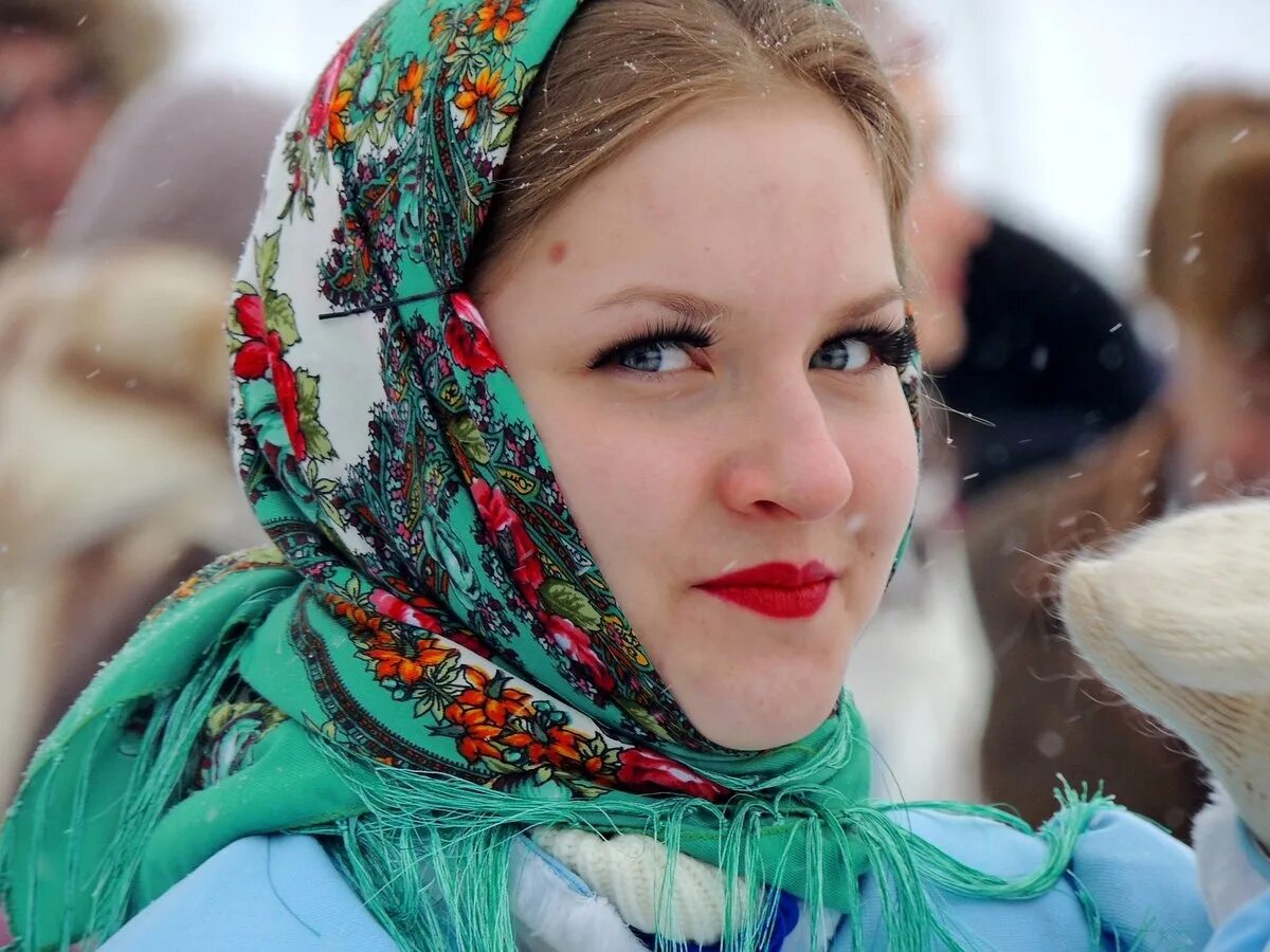 Русско народный макияж. Женщина в платке. Платок на Масленицу. Русский платок на голове. Яркий платок на Масленицу.