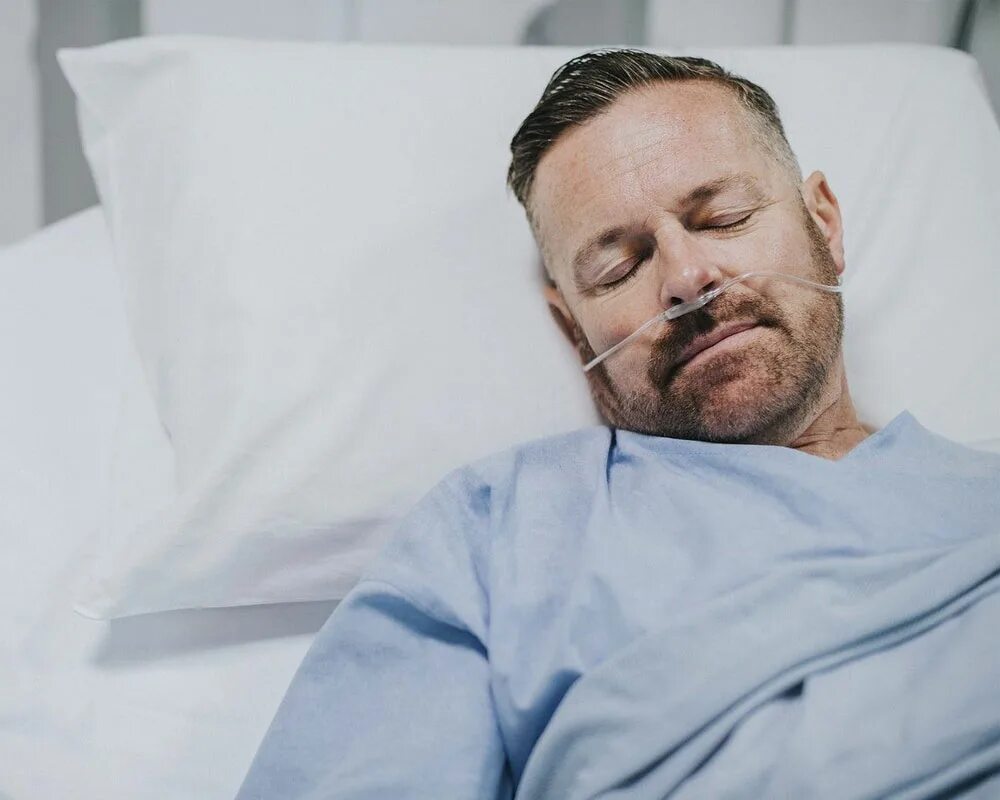 Осмотр в стоматологии. Больной мужчина. Фото medcare women and children hospital foyo. Нейротрофические пролежни. Больной раскрытый.