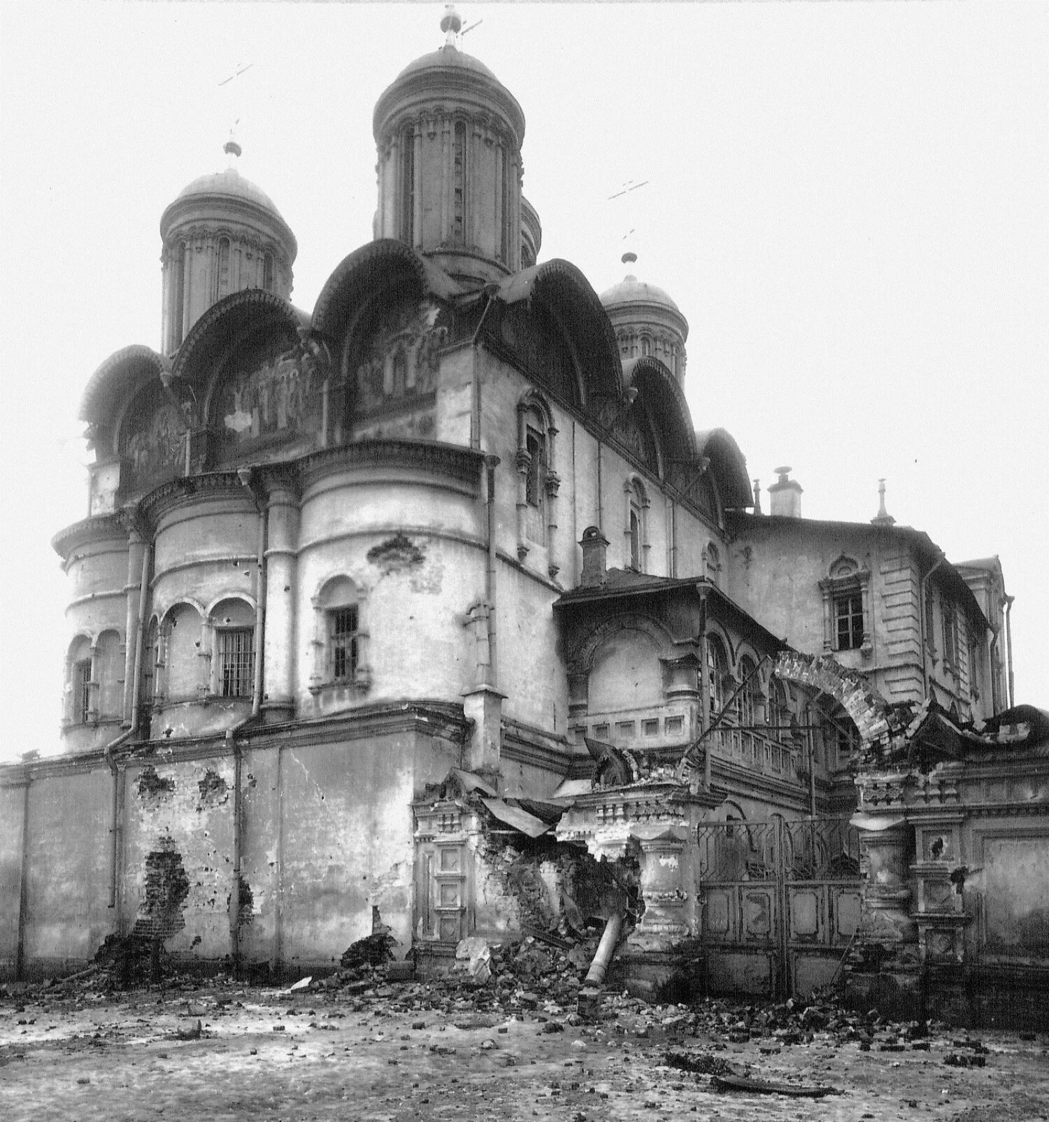 Какой храм был разрушен. Разрушенные храмы Москвы после революции. Большевики разрушали храмы 1917.