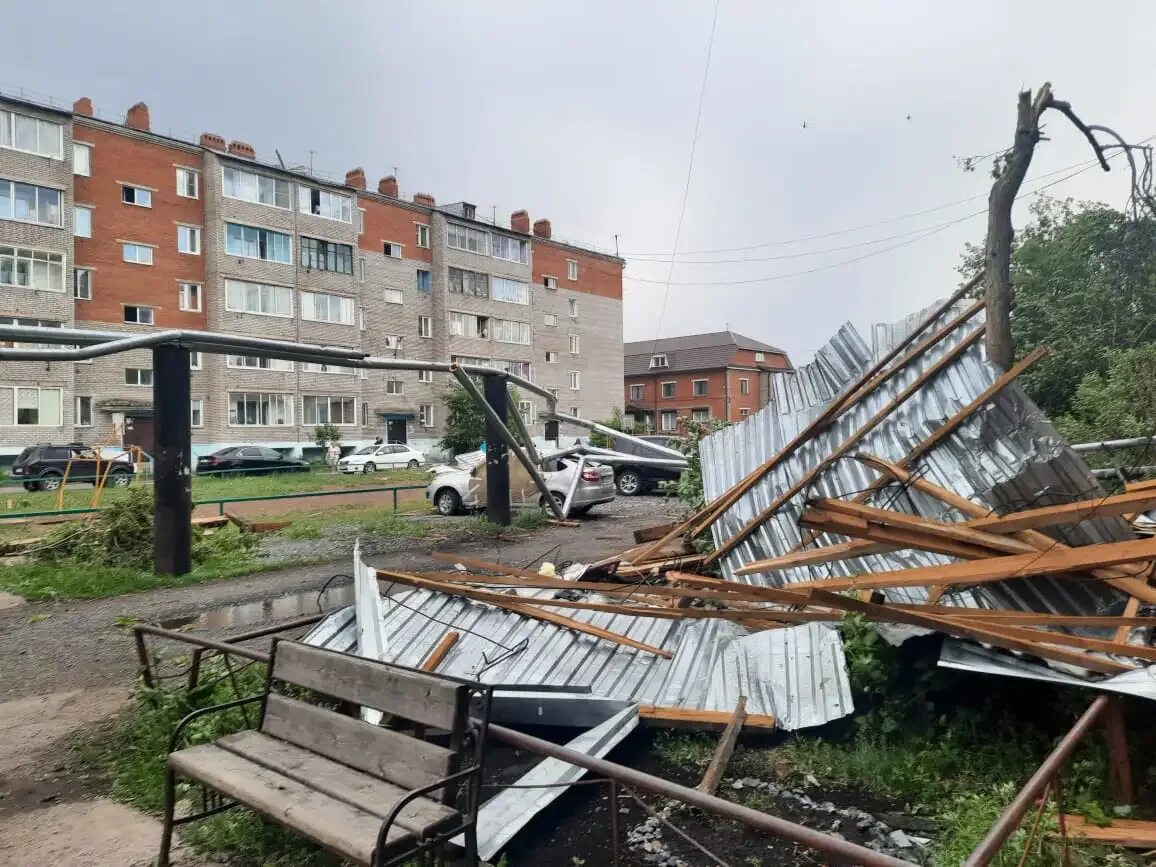 Крыша пятиэтажки. На крыше. Крыша дома. Дом на крыше. Сорвало крышу ветром