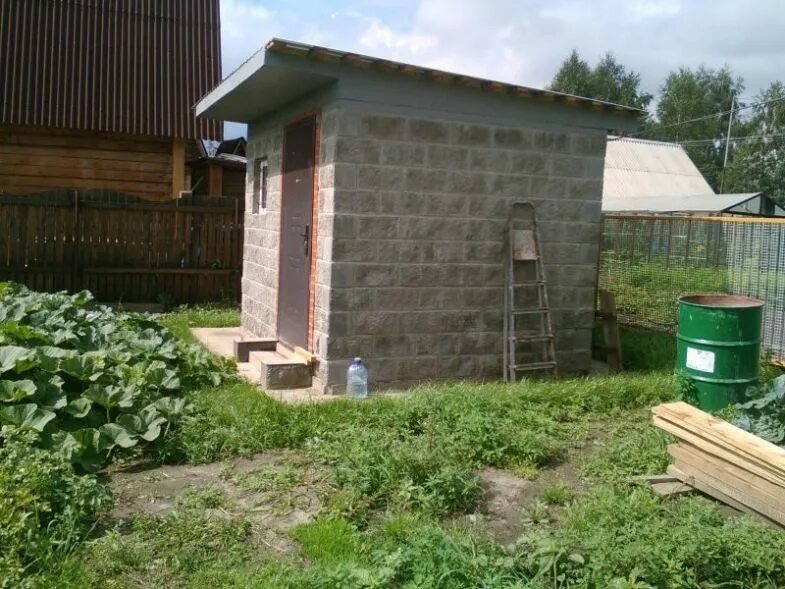 Хозблок с летним душем. Газоблок туалет. Дачный туалет из газоблока. Газоблок туалет. Газоблок туалет.