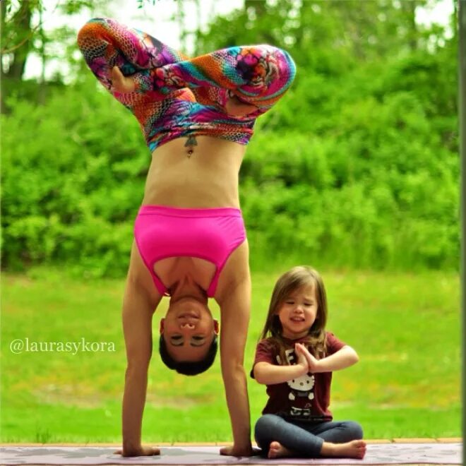 Йога мама и ребенок. Фотосессия мама и дочка занимаются йогой. Спортивная мама и дочка. Мама и дочь йога.