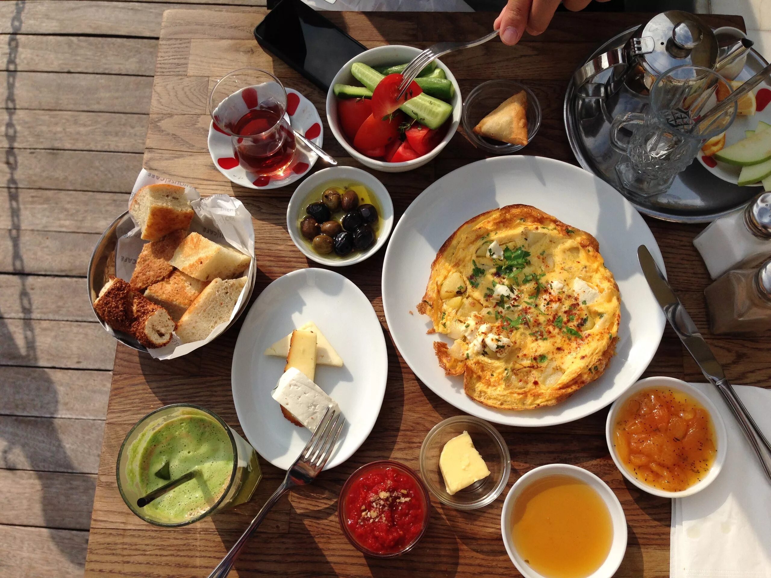 Красивый стол с едой. Закуски на стол. На столе стоит еда. Алемар это еда. Домашний стол с едой.