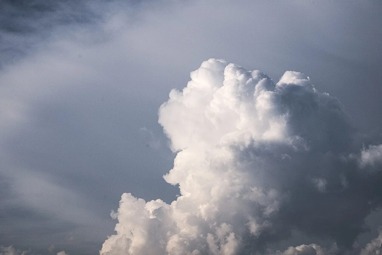 кучевые мощные. мощные кучевые облака. небо с кучевыми облаками. облака. кучёво дождевые облака.