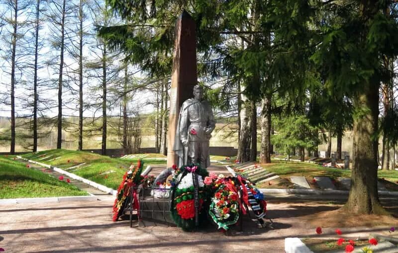 Братская могила город тихвин ленинградская область. Тихвин захоронения. Мемориальный комплекс братское кладбище тихвин. Братское кладбище тихвин. Фишева гора тихвин.