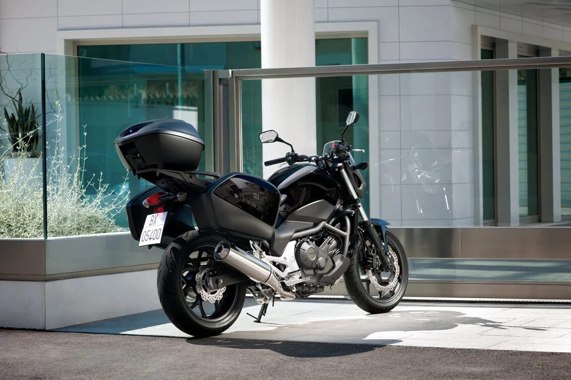 Мотоцикл honda nc. Honda nc700. Мотоцикл Хонда NC 700 S. Honda nc750s. Honda nc700s кофры.