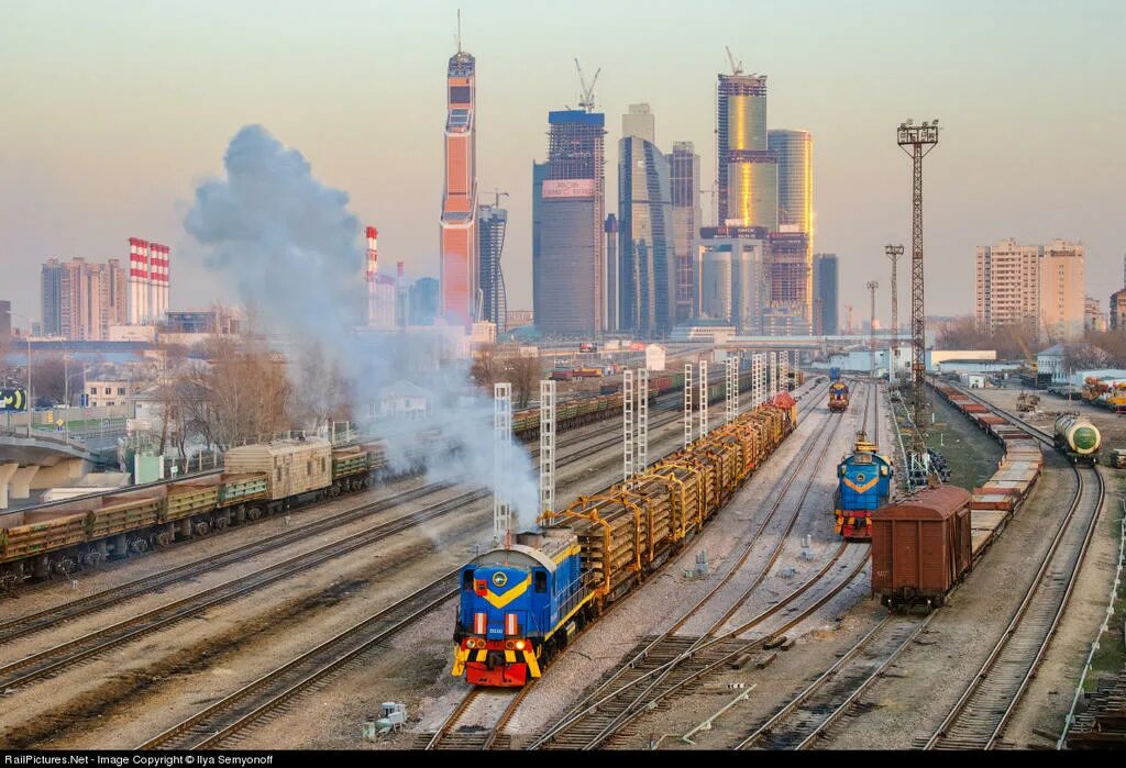Железнодорожный. Застройка рядом с железной дорогой. Железнодорожные пути Москва красивые места. Поезда рядом. Поезд рядом с домом.