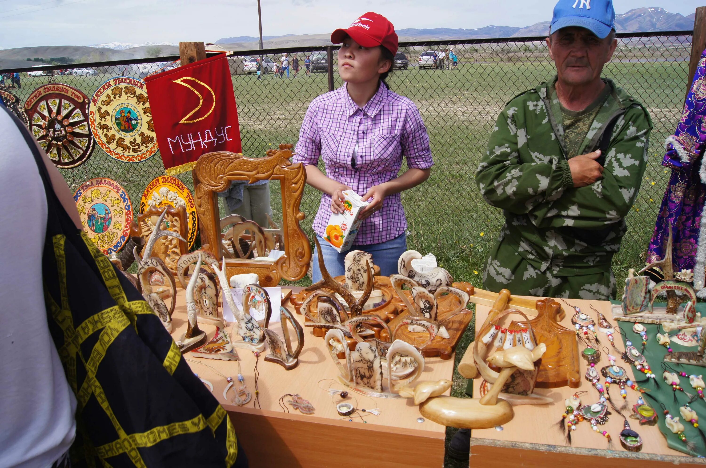 Покупки в алтайском крае. Алтай изделия из керамики промыслы алтайцев. Горный Алтай сувенирные лавки. Сувениры горного Алтая. Сувениры из горного Алтая.