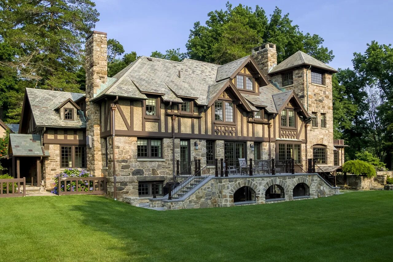 Особняк Тюдоров в Англии. Стиль Тюдор (Tudor Revival Cottage). Тюдоровский стиль Англия. Стиль Нео Тюдор в архитектуре.