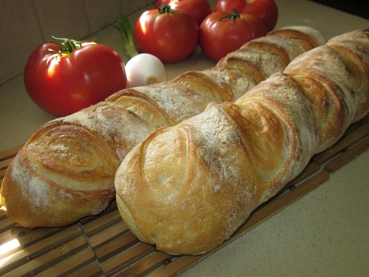 Хлеб в духовке с маслом рецепт. Багет французский. Багет батон. Багет хлеб французский. Багет французский домашний.