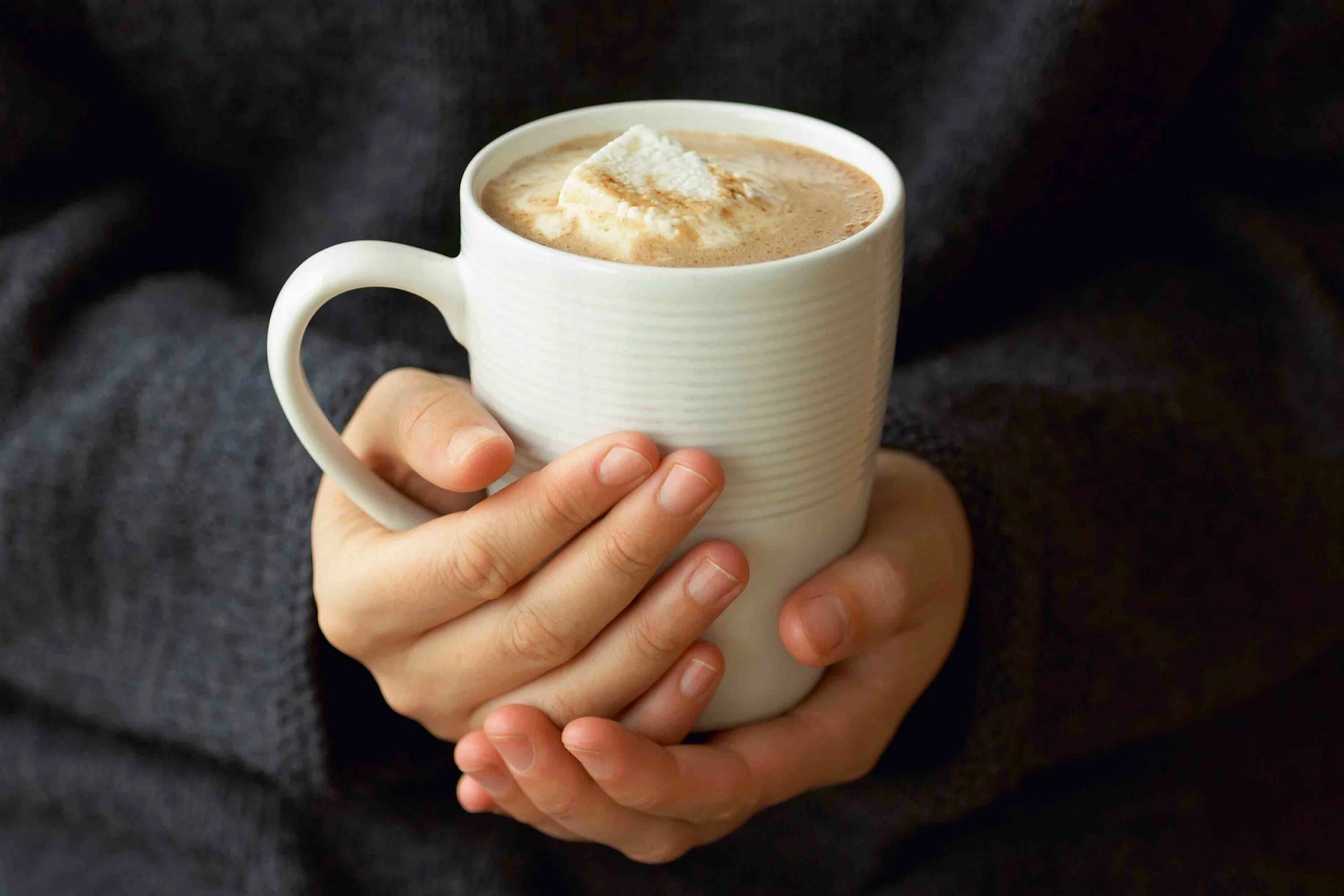 Доставка горячего кофе. Чашка кофе в руках. Кофе в руках. Чашка в руках. Кофе в кружке.