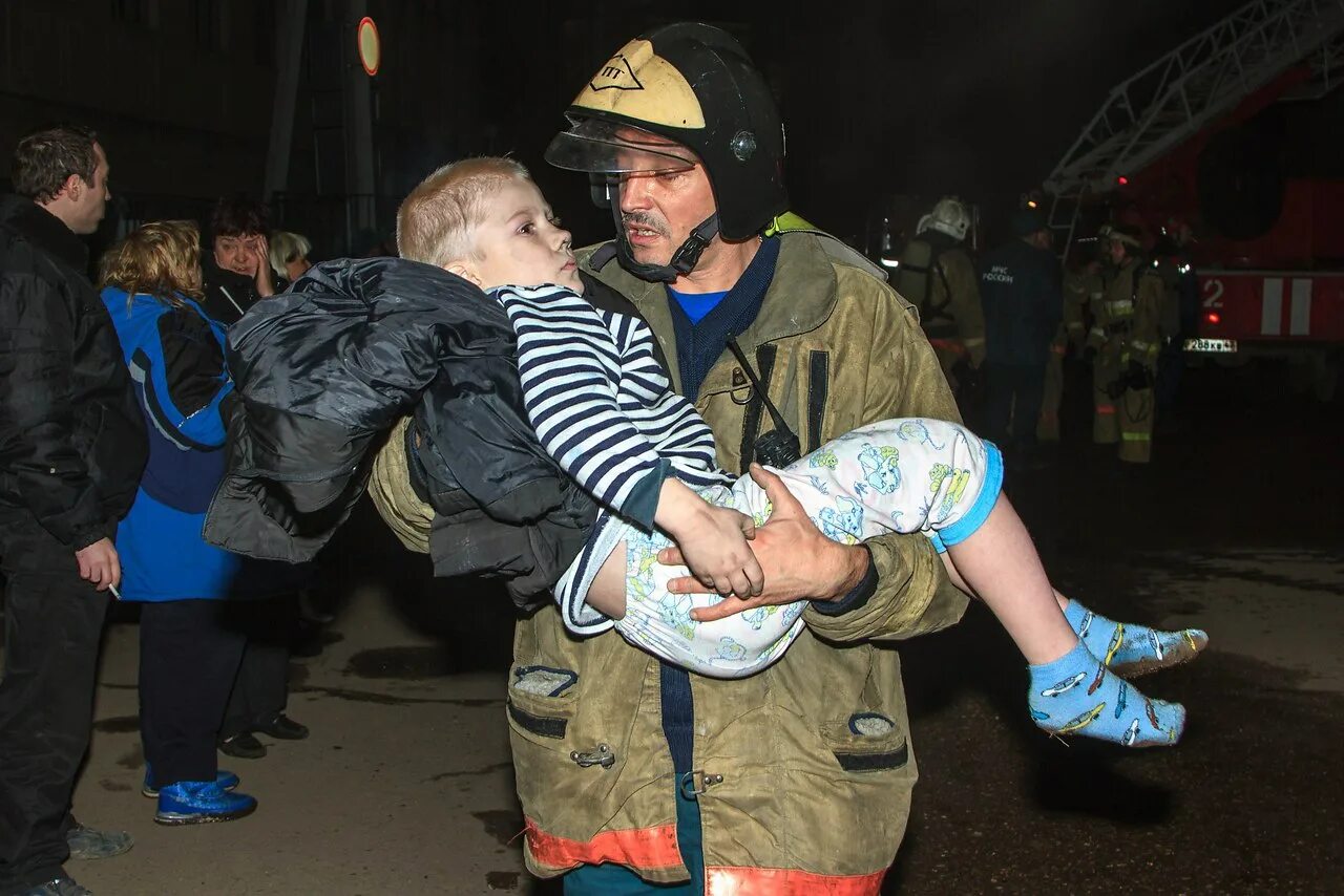 Выносит из пожара. Пожарный спасает ребенка. Выносят из пожара. МЧС спасает детей. Спасатели МЧС спасают детей.