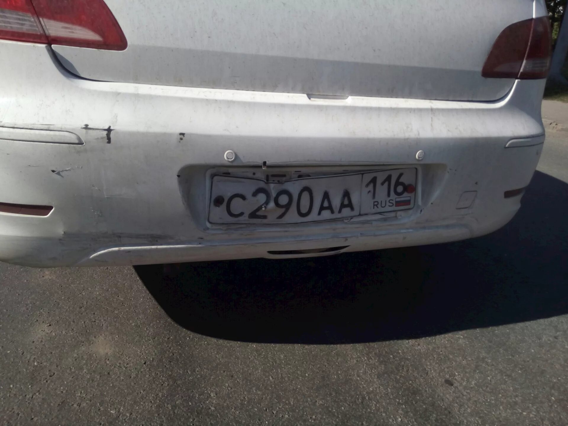 Номер погнул. Противотуманка на пежо 408 задняя. задний противотуманный фонарь пежо 408. погнутый номер. цоколь задней противотуманной фары пежо 408.