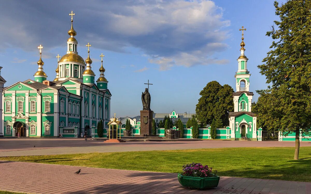 храм у вечного огня тамбов. тамбовский кафедральный собор. храм у вечного огня тамбов. спасопркобраденский кафедральный собор тамбов. тамбов спасо-преображенский кафедральный.