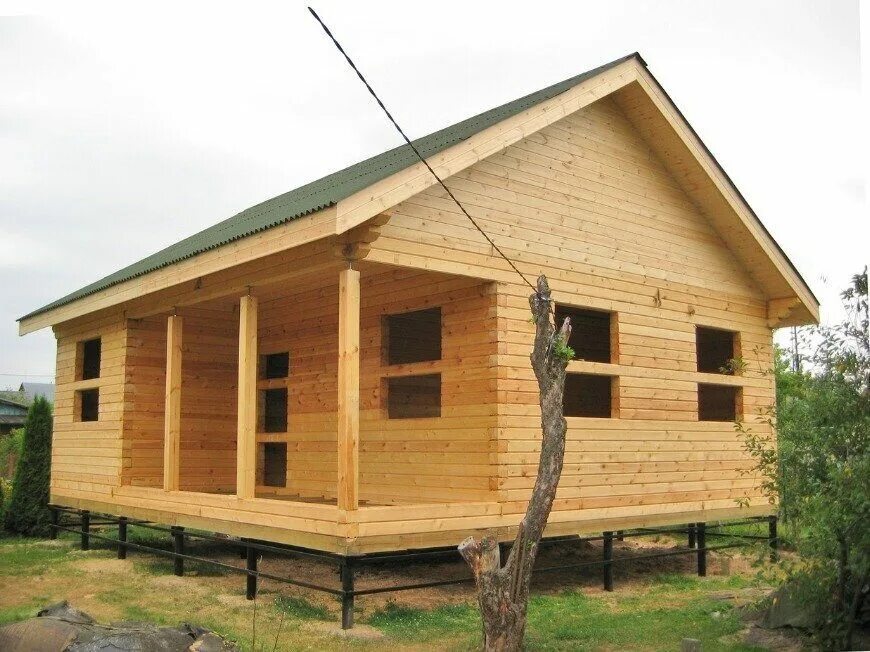 Деревянные дома под усадку. Профилированный брус под усадку. Деревянный дом под усадку. Сруб дома из профилированного бруса под усадку. Дом под усадку из проф бруса.