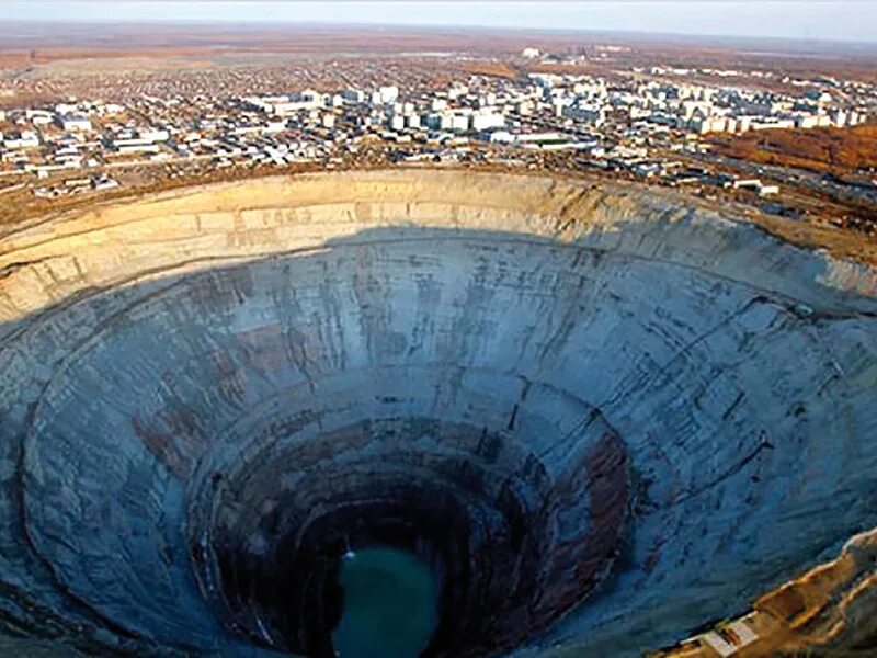 Большая дыра. Мир (кимберлитовая трубка). Самая большая дыра в мире. Алмазная шахта, большая дыра.