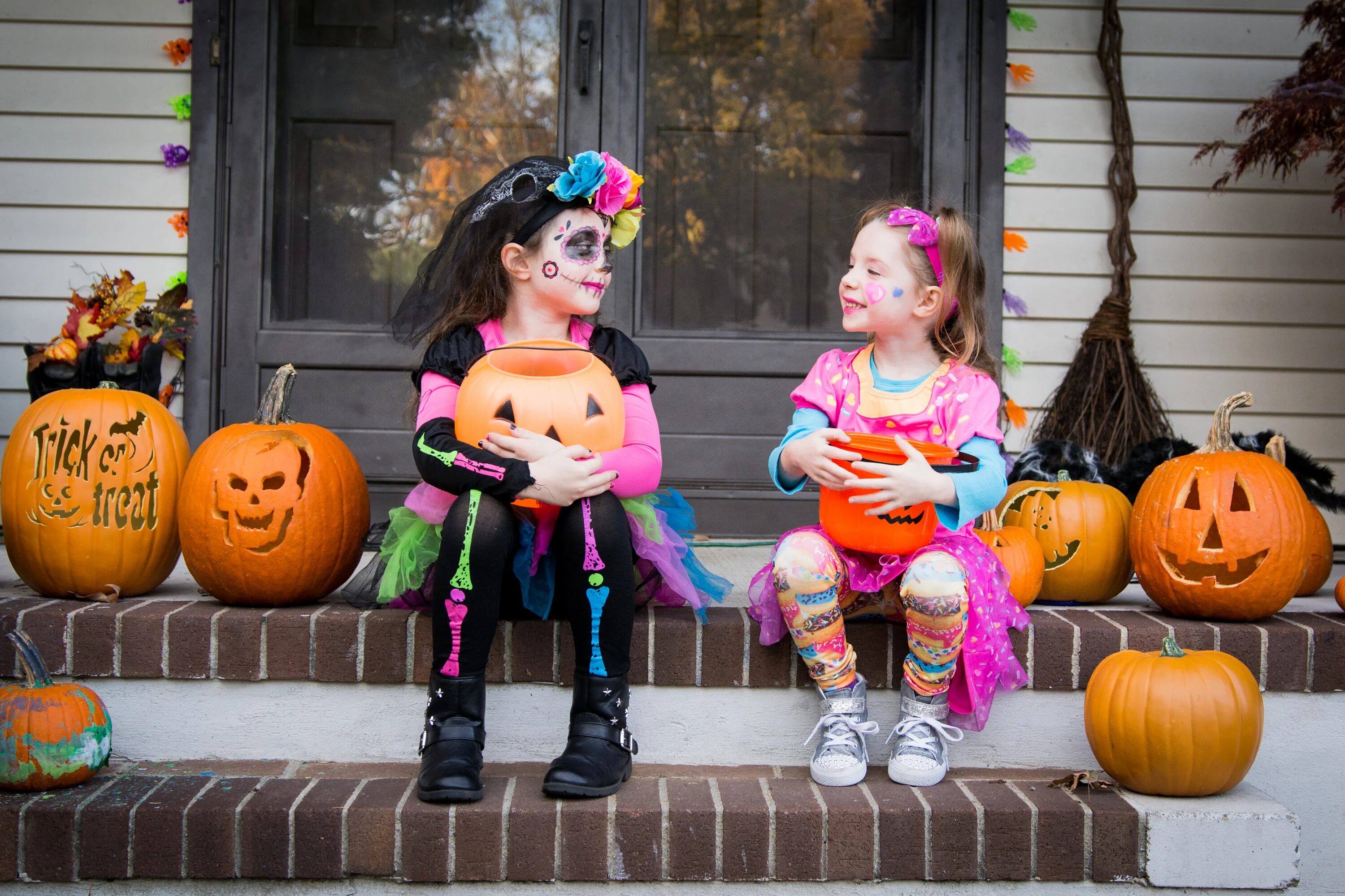 Helloween event. Хэллоуин trick-or-treating. helloween trick or treat. trick or treating на хэллоуин для детей. хэллоуин праздник.